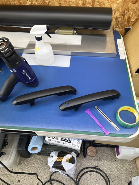 施工に必要なツール一式とマットブラックフィルム