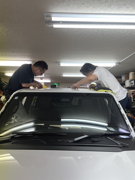 ルーフは2人で貼ります